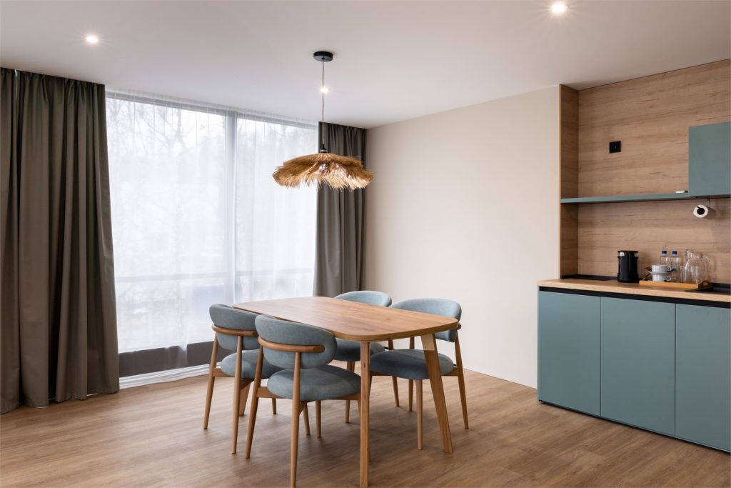 Проживание в Номер люкс панорамный с видом на озеро в термальном курорте Баден Баден Еткуль