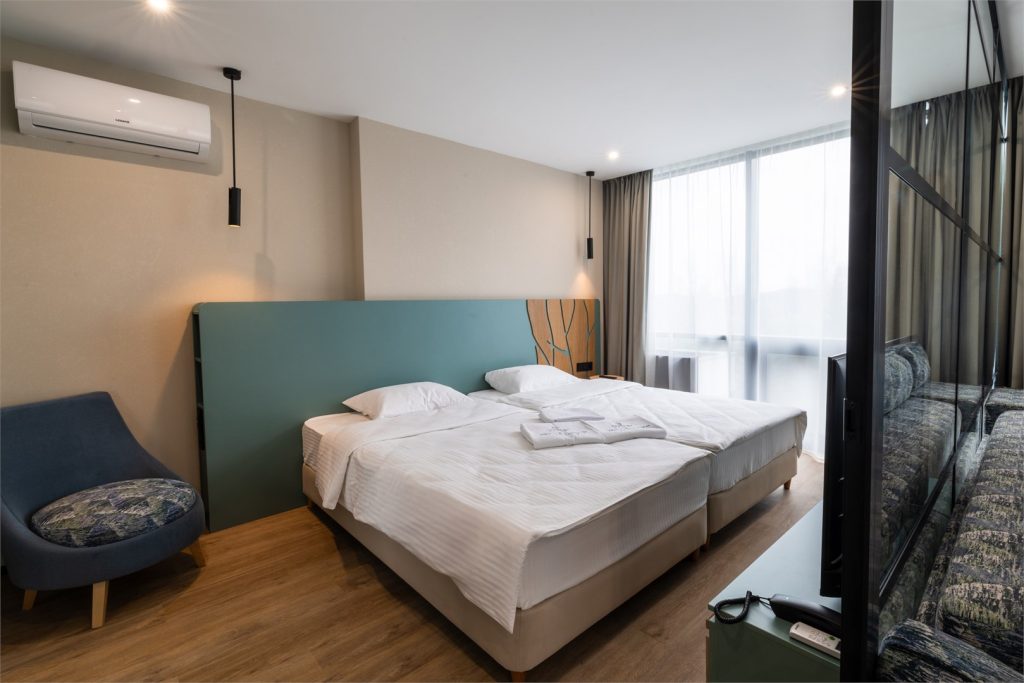 Проживание в Номер люкс панорамный с видом на озеро в термальном курорте Баден Баден Еткуль