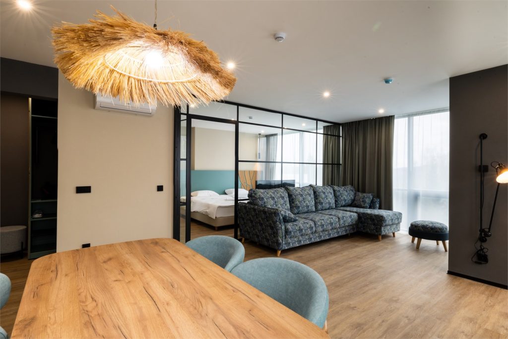 Проживание в Номер люкс панорамный с видом на озеро в термальном курорте Баден Баден Еткуль