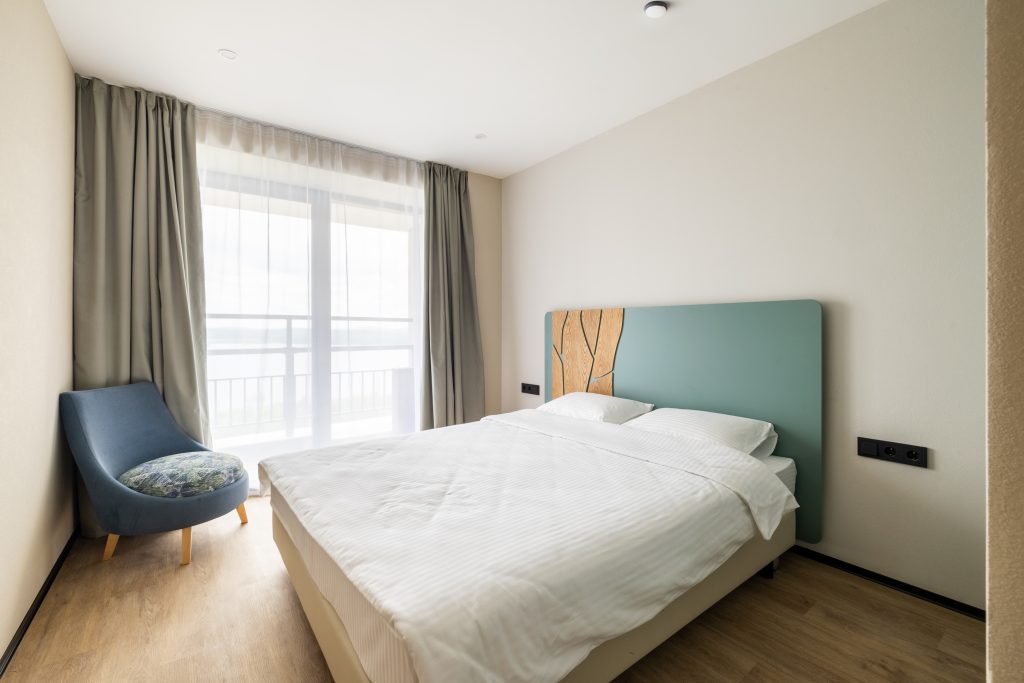 Проживание в Семейный двухкомнатный номер с видом на озеро в термальном курорте Баден Баден Еткуль