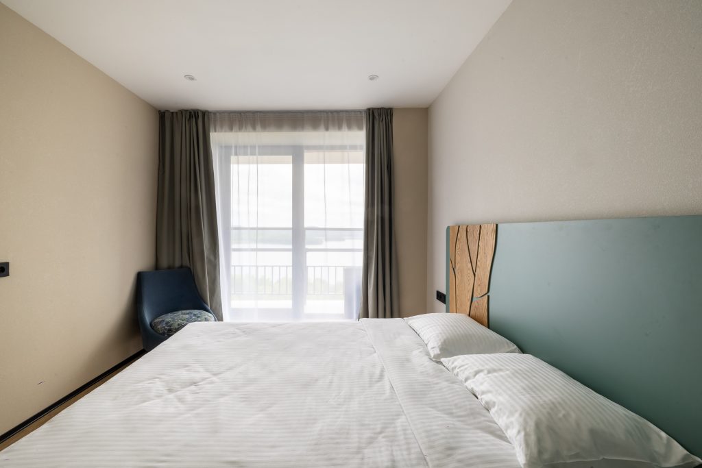 Проживание в Семейный двухкомнатный номер с видом на озеро в термальном курорте Баден Баден Еткуль