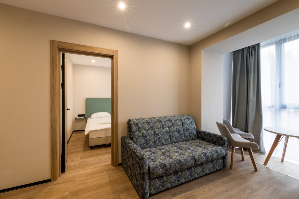 Проживание в Семейный двухкомнатный номер с видом на лес в термальном курорте Баден Баден Еткуль