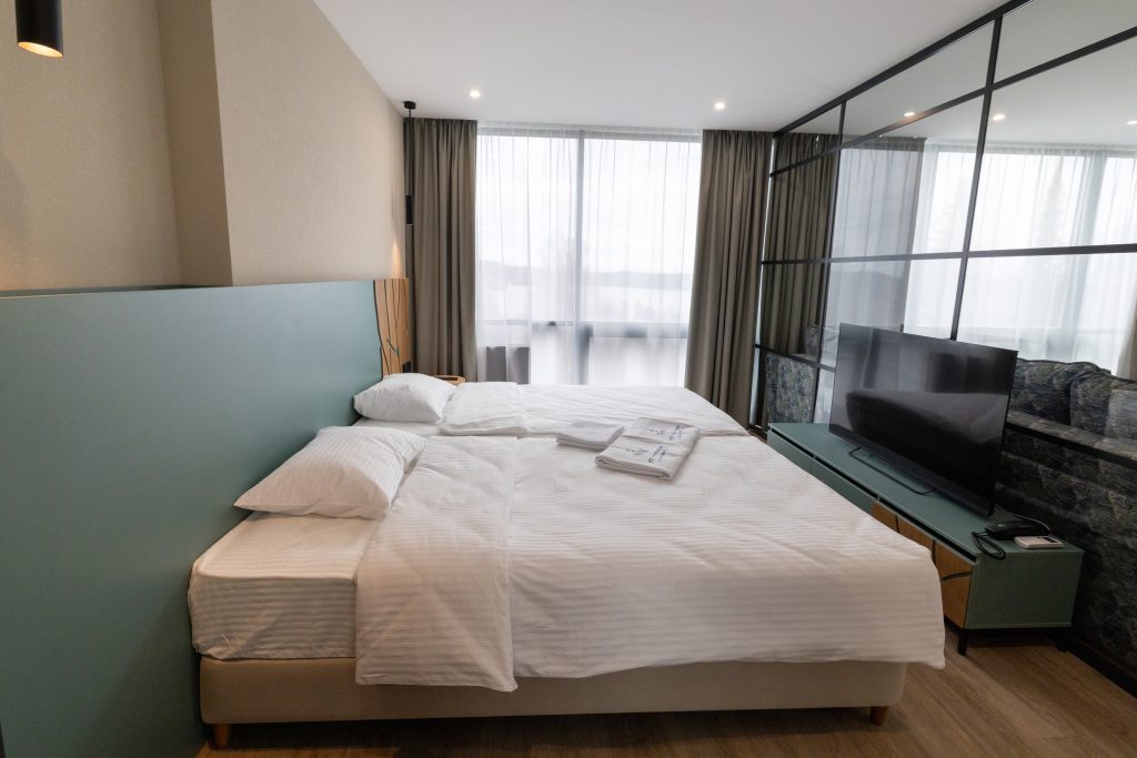 Проживание в Семейный двухкомнатный номер с видом на озеро в термальном курорте Баден Баден Еткуль