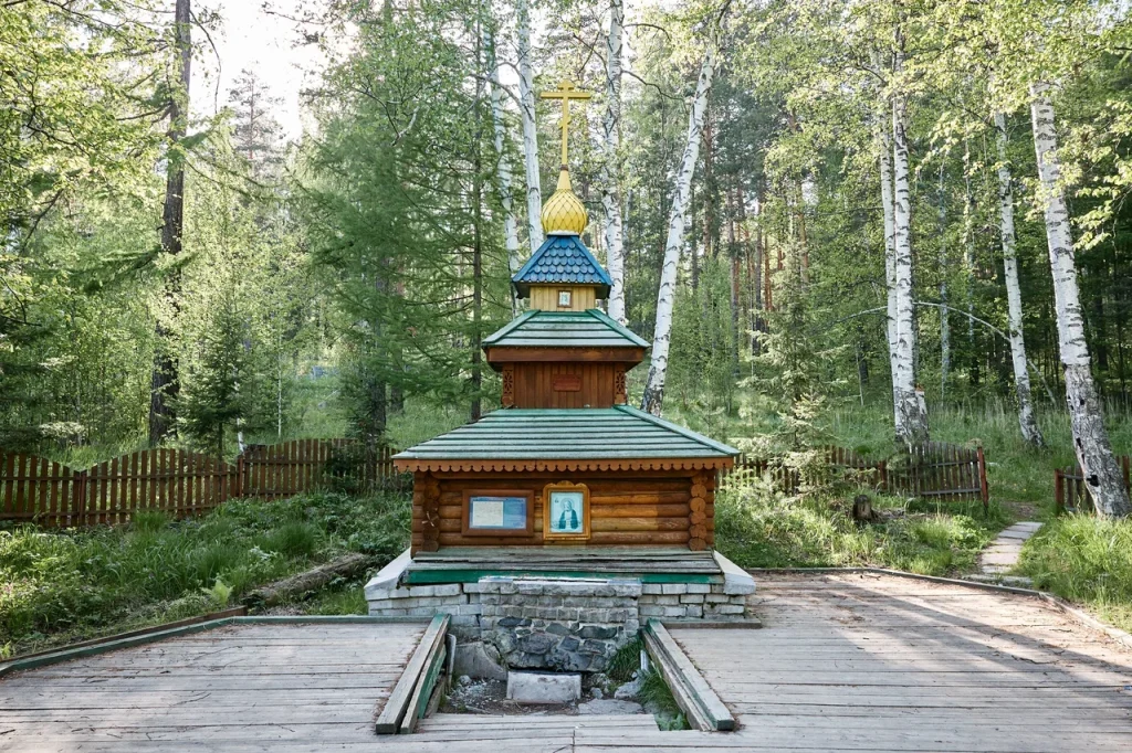 Святой источник преподобного Серафима Саровского на Таватуе с беседкой для паломников