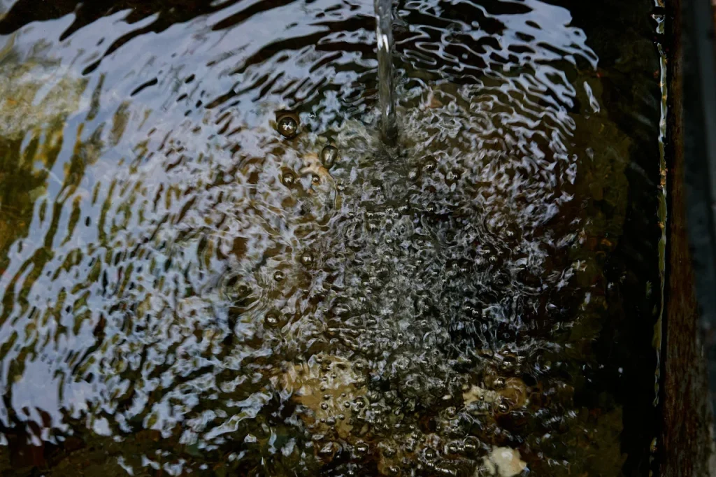 Тихий отдых у святого источника на природе вблизи озера Таватуй